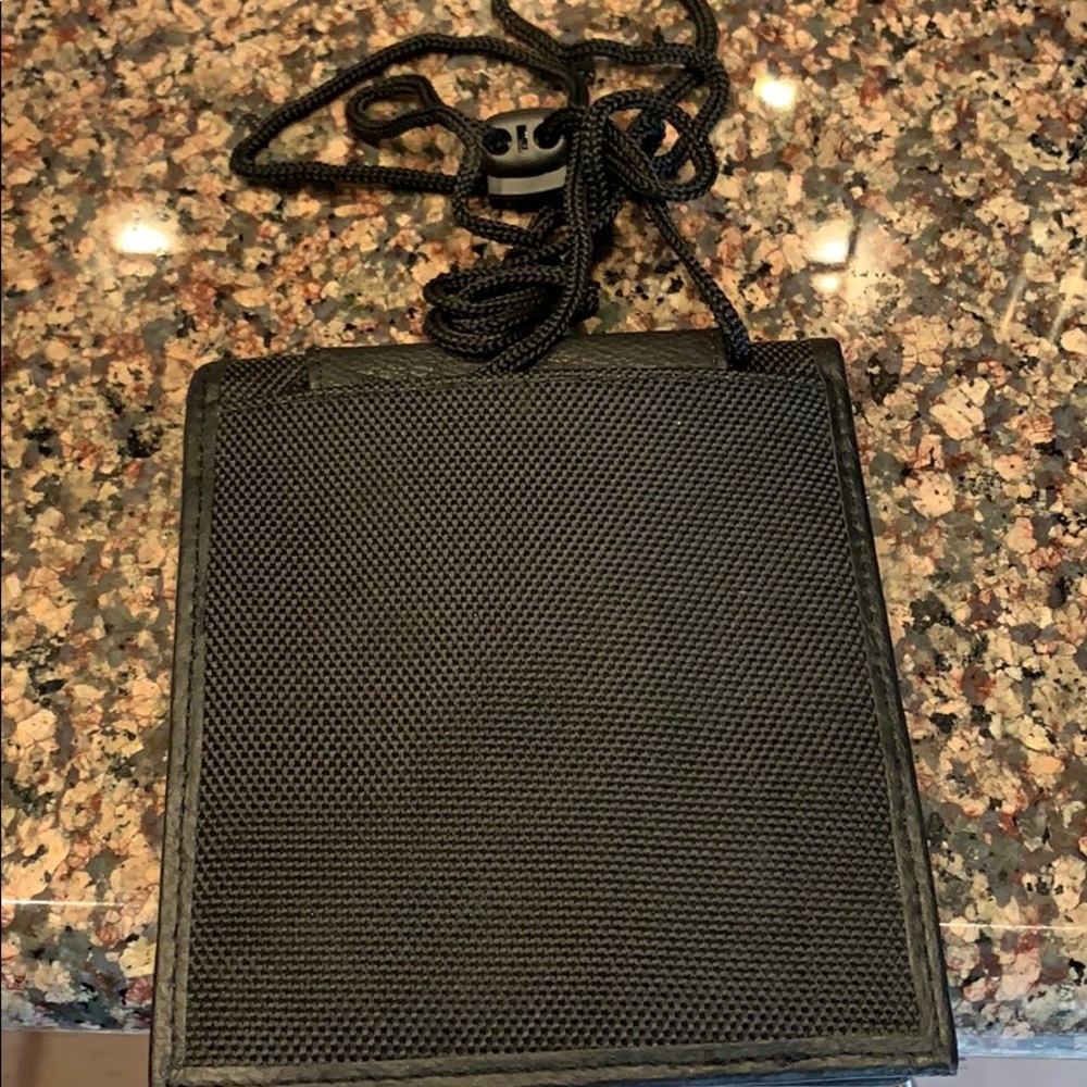 Travelon secure travel wallet nwot - Picture 4 of 4